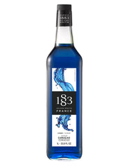 1883 Blue Curacao Sirup – intens blå sirup med en frugtig og citrusagtig smag, perfekt til cocktails og mocktails.
