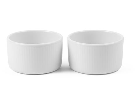 Skål 2-pak hvid riflet – elegant porcelænsskål med klassisk rillet design, velegnet til servering af snacks, tilbehør eller småretter.
