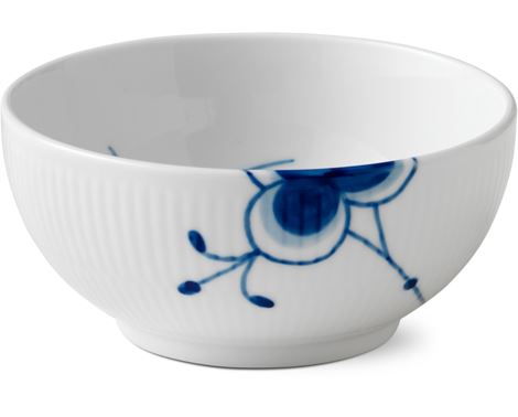 Skål fra Royal Copenhagen i det klassiske Blå Mega Riflet-design – elegant porcelæn til stilfuld servering