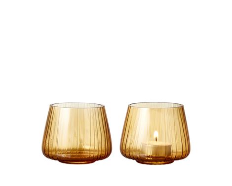 Sæt med 2 Kusintha lysestager – dekorative stager i farvet glas, der skaber stemningsfuld belysning til borddækning eller hyggekroge.