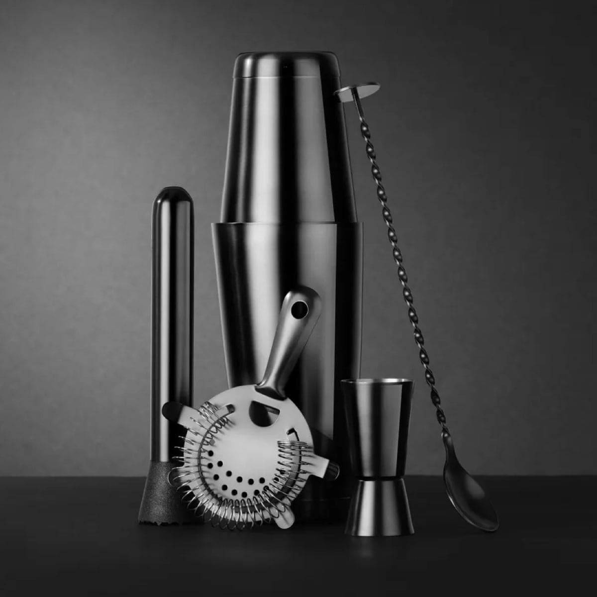 Bartender kit i mørk finish med shaker, jigger og barske til cocktails