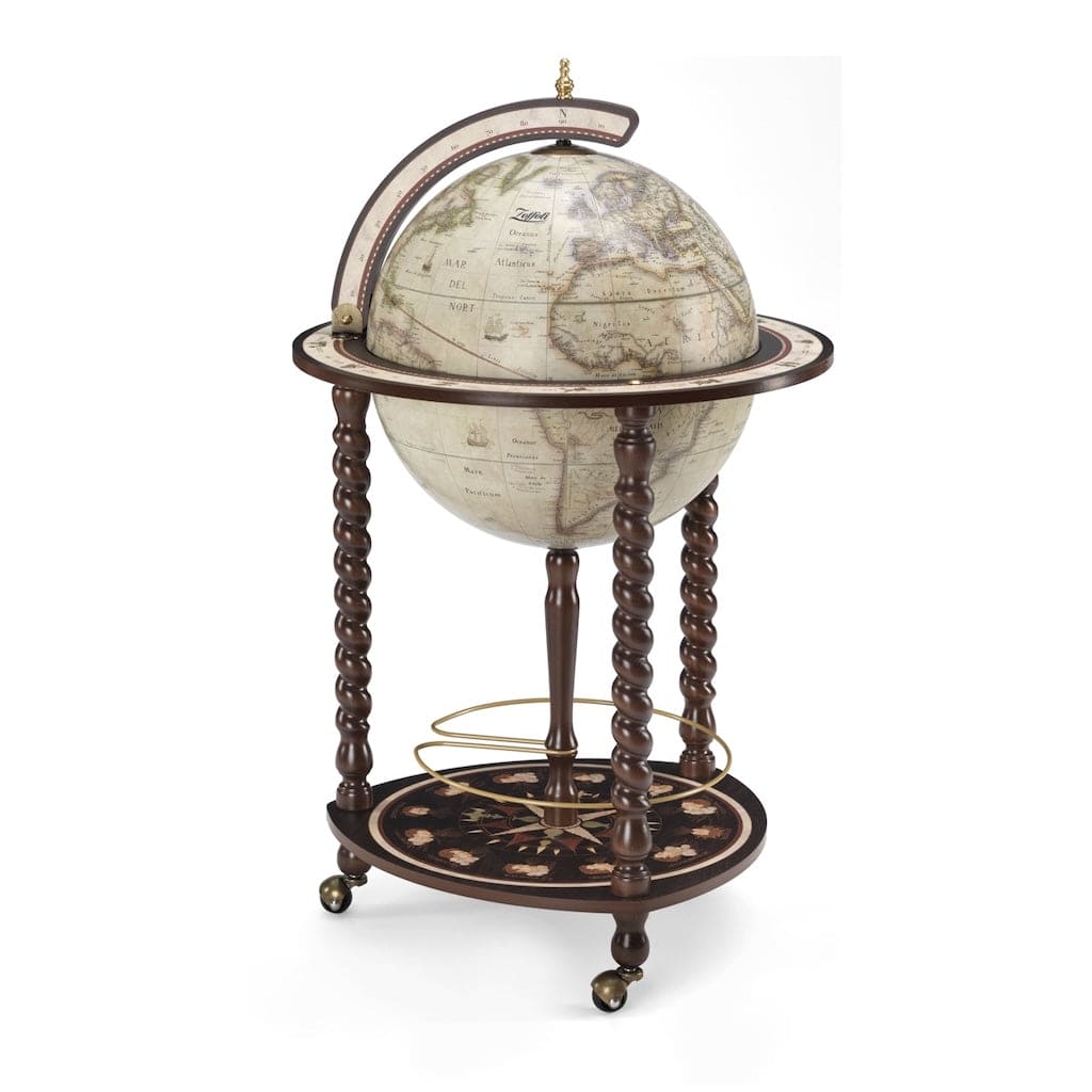 Klassisk Globusbar Explora 1 – en elegant og funktionel globusbar med et klassisk design, ideel til opbevaring og præsentation af spiritus. Perfekt til at tilføje et sofistikeret og tidløst touch til hjemmet eller baren.