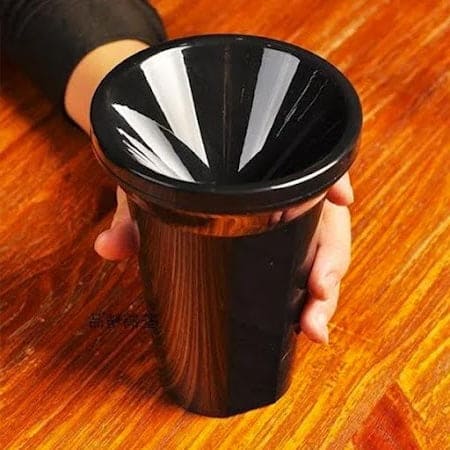 Spyttespand til vinsmagning – sort plastspand med praktisk hældekant, ideel til professionelle smagninger og events.