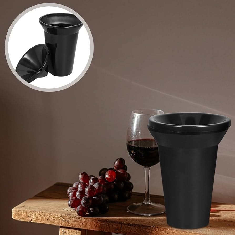 Professionel spytte spand til vin – sort plastspand set fra siden, perfekt til vinsmagninger og vinmesser.