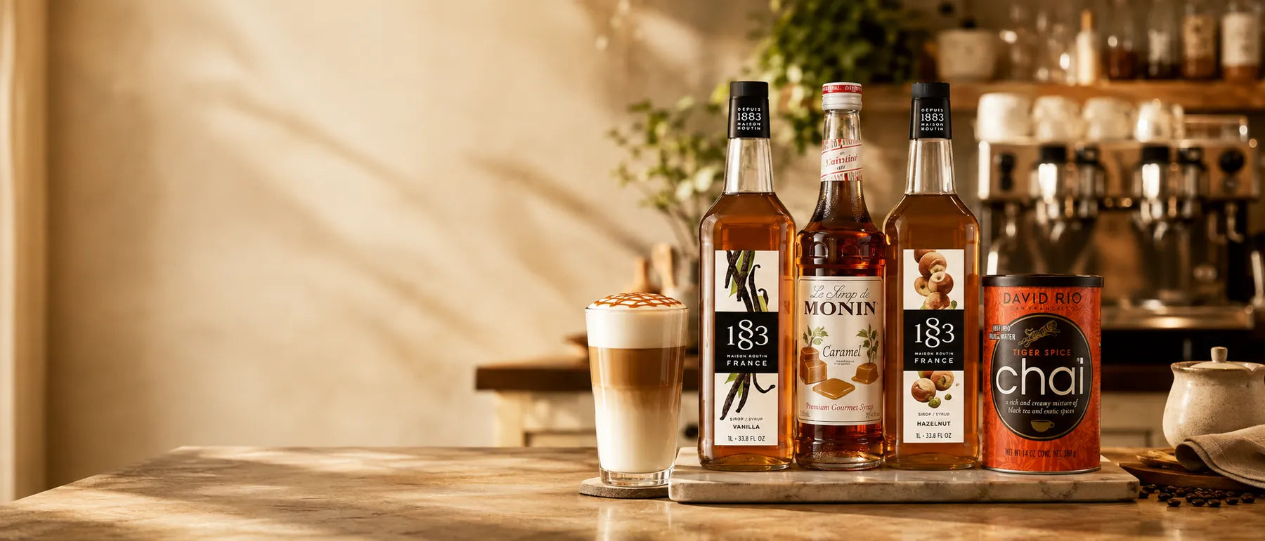 Sirup, kaffesirup og chai i varmt cafémiljø