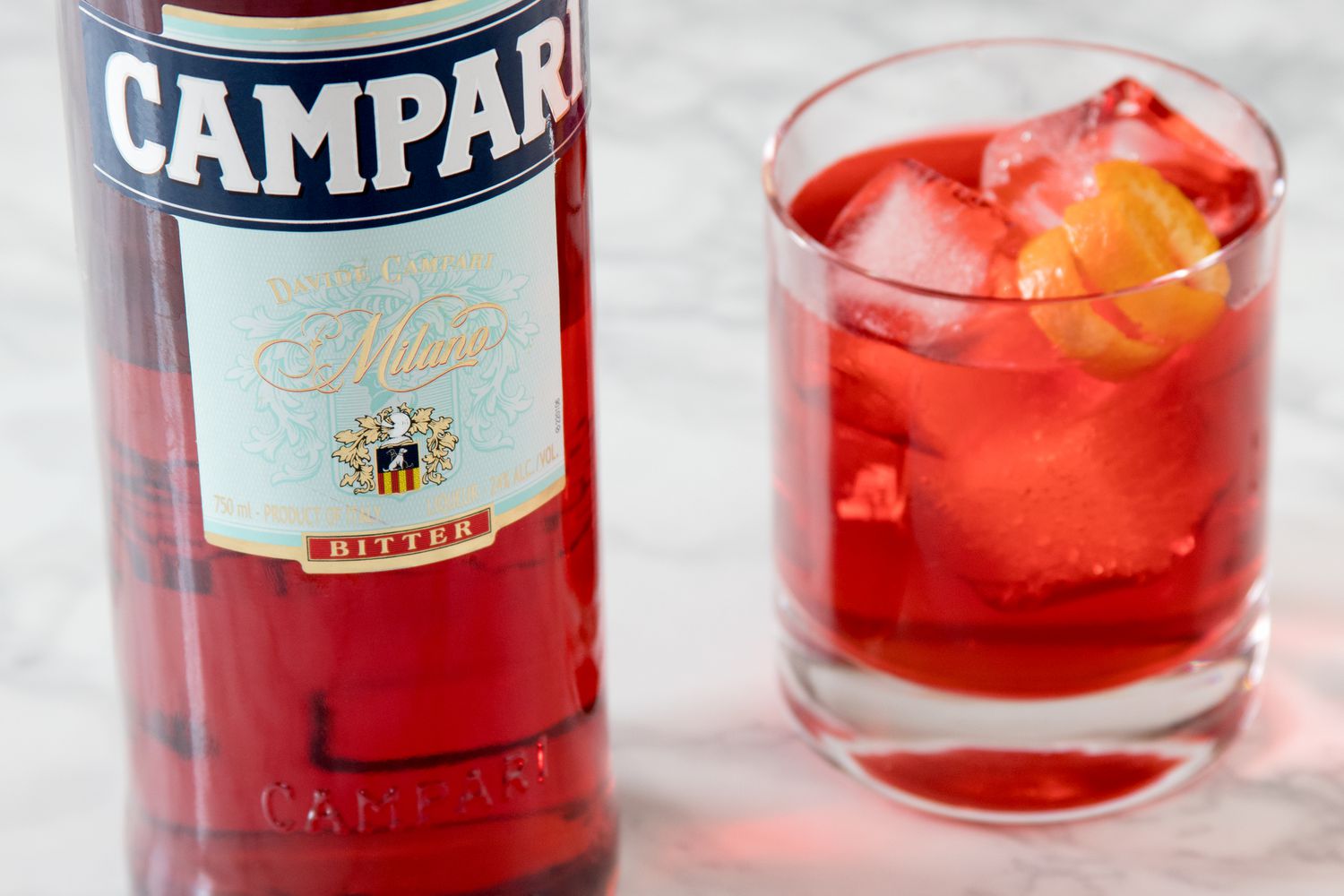 Genießen Sie den ikonischen Geschmack von Campari - einem klassischen italienischen Aperitif