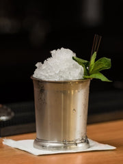 Fügen Sie Ihrer Bar mit dem Mint Julep Cup eine raffinierte Note hinzu.